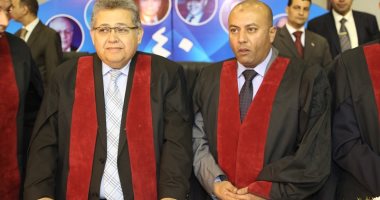 جامعة المنوفية تهدى درعين تذكاريين لوزير التعليم العالى والمحافظ 