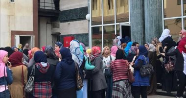 بالصور..تظاهر ممرضات بمستشفى طنطا..وعميد"طب": سنحقق مع من يعطل العمل