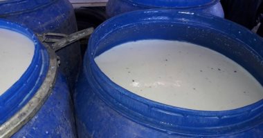 ضبط 2 طن لبن وقشطة مجهولة المصدر بمصنع ألبان بدون ترخيص ببنها