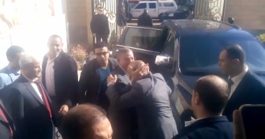 محافظة المنوفية توضح سبب تقبيل وزير التموين للمحافظ