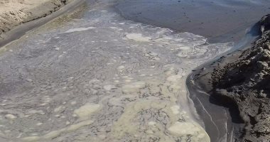 بالصور.. أهالى قرية فى أسوان يشكون من تلوث مياه الشرب