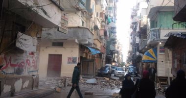 تشكيل لجنة لمعاينة انهيار شرفة عقار تسببت بإصابة شخص وتهشم سيارة بالإسكندرية