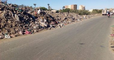 قارئ يشكو من تراكم مخلفات البناء على جانبى طريق كرداسة – المنشية