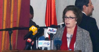 بالصور.. رئيس جامعة عين شمس يرحب بجيهان السادات: "أهلا بيكى وسطينا"