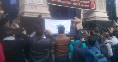 بالصور.. منسق جبهة الحسينى أبو ضيف يحرق علم إسرائيل على سلالم النقابة