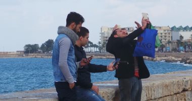 بالصور.. "الإسكندرانية" يتحَدُّون الأمطار بـ"السيلفى والحنطور وصيد السمك"