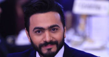 بالفيديو.. تامر حسنى يرد الجميل لمصطفى قمر ويشارك نجله تيام فى الغناء
