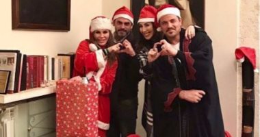 مشاهير الفن والرياضة والسياسة يحتفلون بالكريسماس.. نيكول سابا مع أسرتها بزى سانتا كلوز.. إليسا وهند صبرى وابنة عمرو دياب بجانب شجرة عيد الميلاد..ميدو وجدو يهنئان المتابعين.. وترامب يهنئ الشعب الأمريكى