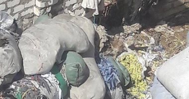 بالصور.. أهالى "بنى يحيى" بأسيوط يشتكون من مصنع بواقى القماش وسط المنازل
