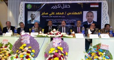 بالصور .. وكيل تعليم المنوفية يكرم مدير التعليم الفنى لبلوغة سن المعاش