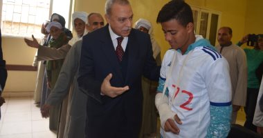  محافظ قنا يزور متسابق مصاب بطلق نارى فى ماراثون الدراجات الهوائية