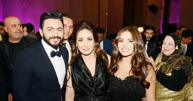 كواليس صورة أمل رزق وابنتها لمى كتكت مع تامر حسنى