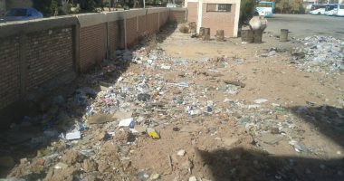 بالصور.. القمامة تحاصر مقر جراج أتوبيس الداخلة بالوادى الجديد