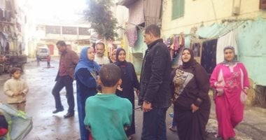 رئيس حى غرب الاسكندرية يتفقد مساكن القبارى بعد شكوى الاهالى من تصدعها