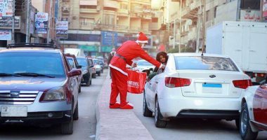 بالصور.. تفاعل مواطنى الزقازيق مع شابين بزى سانتا كلوز