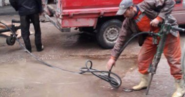 هبوط أرضى بسبب كسر ماسورة مياه فى الجمرك بالإسكندرية
