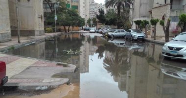 بالصور.. غرق شوارع بحى سموحة فى مياه الصرف الصحى