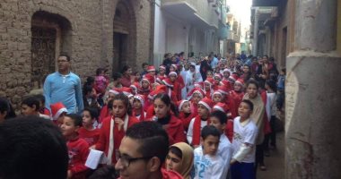 بالصور.. أطفال قرية "كوم بوها" فى مسيرة بزى بابا نويل احتفالا بالكريسماس