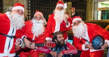 للعام الثانى.. أهالى شبرا يحتفلون بالكريسماس مع سانتا كلوز فى الشارع