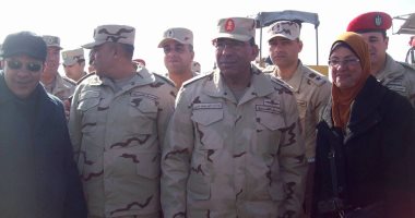 بالصور.. قائد الجيش الثانى يتابع اللمسات الأخيرة لـ"الكوبرى العائم" ببورسعيد