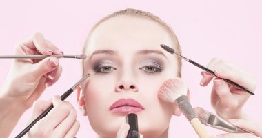 مع ارتفاع درجة الحرارة.. إزاى تحافظى على مكياجك فى النهار