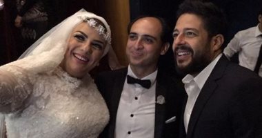 السوشيال ميديا باب تحقيق حلم "لقاء النجوم" فى 2016.. حماقى يشهد على عقد قران "ريهام" بعد حملتها على "فيس بوك".. وشيرين تلبى عزومة أحد محبيها على الغداء..وتحقيق حلم الطفل الأفغانى بمقابلة معشوقه "ميسى"