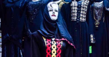 المناطق الشعبية لا تعترف بالموضة.. العباءة السوداء الزى الرسمى للستات