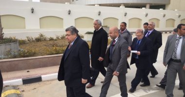 وزير التعليم العالى معلقا على ارتداء الطلاب "تى شيرت الأهلى": "مش كرنفال"