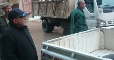 بالصور.. رئيس مدينة السنطة بالغربية يتابع كسح مياه الأمطار فى الشوارع