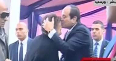 الرئيس السيسي يقبل رأس سيدة من أبطال المقاومة الشعبية ببورسعيد