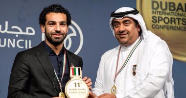 تكريم محمد صلاح فى مؤتمر دبى الرياضى