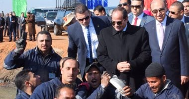 بالفيديو والصور.. السيسي يشارك فى الصيد بمشروع الاستزراع السمكى.. وأحد العمال: وشك حلو علينا