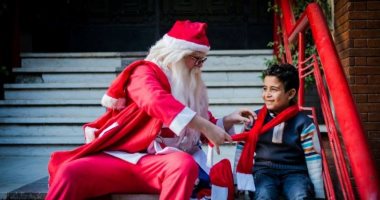 بالصور..طالب بالصف الثالث الثانوى يحتفل بالكريسماس بشوارع مدينة نصر