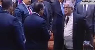 بالصور.. أحد أبطال المقاومة ببورسعيد يؤدى التحية العسكرية للسيسي: ربنا يخليك يا ريس