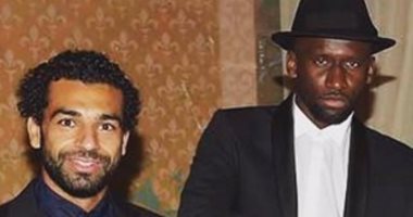 مدافع روما المسلم يهنئ محمد صلاح بلقب الأفضل عربياً