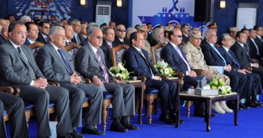 بالصور.. أحد أبطال المقاومة ببورسعيد للرئيس: اسمحلى أبوس إيدك.. والسيسى: أستغفر الله