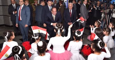 بالصور.. تصفيق حاد للرئيس السيسى فور دخوله قاعة المجمع الثقافى فى بورسعيد