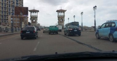 قارئ يرصد سير سيارة بدون لوحات معدنية على كوبرى ستانلى بالإسكندرية