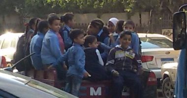 قارئ يرصد سيارة نصف نقل مكدسة بتلاميذ المدارس فى حدائق القبة