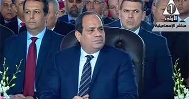 الرئيس السيسى يصل إلى الإسماعيلية لافتتاح مشروع للاستزراع السمكى