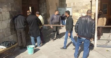بالصور.. "الآثار" تصنع ممرا لدخول القلعة تسهيلا على الزائرين