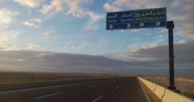 النقل تتابع تطوير وتوسعة طريق "وادى النطرون - العلمين" بطول 135 كم