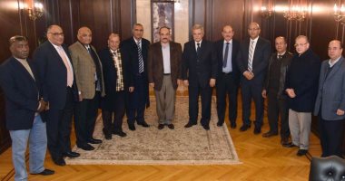 محافظ الاسكندرية يجتمع بقيادات الشركة القابضة لمياه الشرب والصرف الصحى