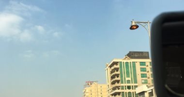 قارئ يرصد أعمدة إنارة مضاءة صباحا بكوبرى شارع النزهة