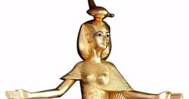 "الآثار" تهدى نموذجا أثريا لتمثال المعبودة "سرقت" لوزارة الطيران المدنى