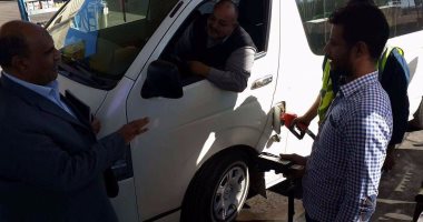 بالصور.. بدء تطبيق منظومة توزيع الوقود بالكارت الذكى فى البحر الأحمر