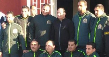 بالصور.. الرئيس السيسي يتناول الإفطار مع العاملين بإسعاف شرم الشيخ
