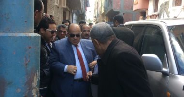 أهالى عزبة الصفيح بالدقهلية يستوقفون المحافظ ويطالبونه بإنشاء خط للصرف