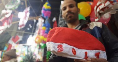 رغم ارتفاع أسعارها.. بالصور.. هدايا "الكريسماس" تملأ شوارع أسيوط