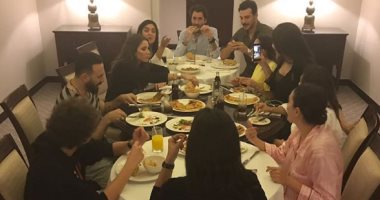 غادة عبد الرازق تقيم مأدبة عشاء لفريق عمل برنامج "أراب كاستينج"